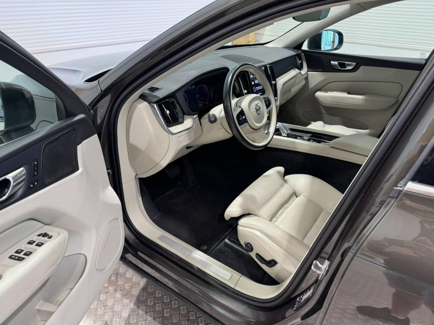 Volvo XC60 2021, photo 6/13