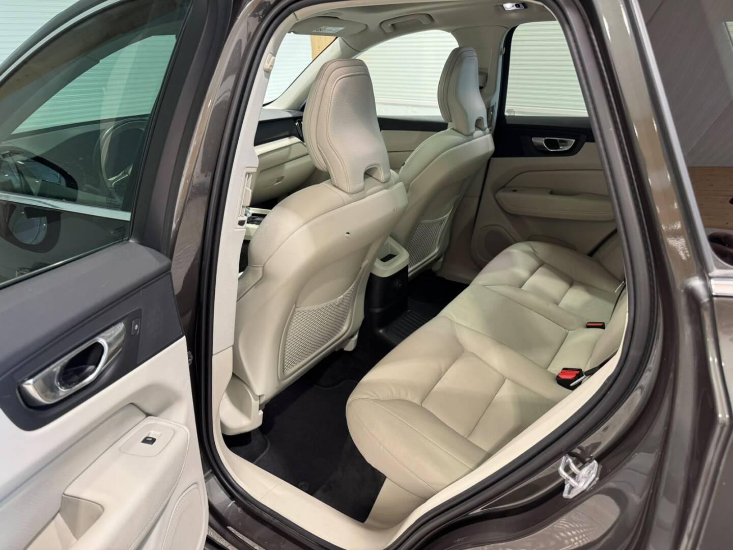 Volvo XC60 2021, photo 7/13